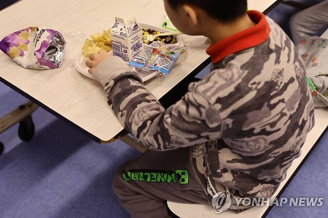 미국 학교에서 식사하는 학생 [AFP 연합뉴스 자료사진. 재판매 및 DB 금지]