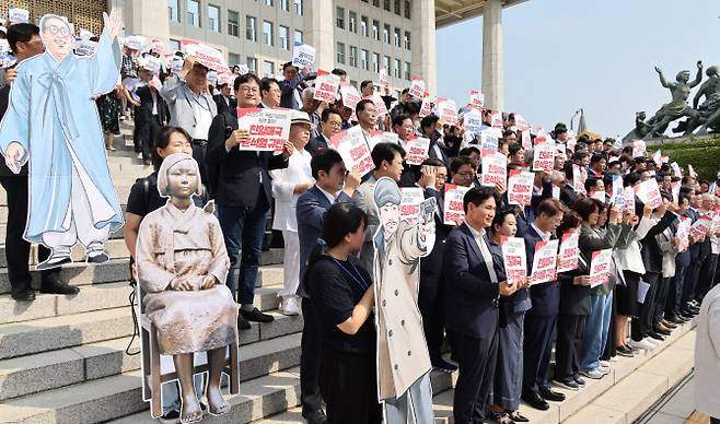 14일 오전 서울 여의도 국회 본청 앞 계단에서 독립기념관장 임명 철회를 요구하는 ‘광복 79주년 국회-시민사회 1000인 선언’이 열리고 있다. (사진=연합뉴스)