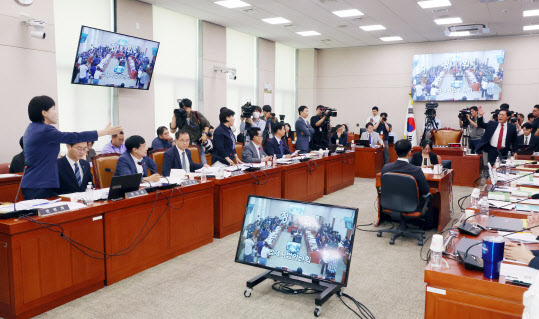 14일 오전 국회 법제사법위원회에서 열린 ‘김영철 서울북부지검 차장검사 탄핵소추사건 조사’와 관련한 청문회에서 권익위원회 고위 간부 사망과 관련한 의사진행발언을 하던 전현희 더불어민주당 의원(왼쪽)과, 이에 항의한 송석준 국민의힘 의원(오른쪽)이 설전을 벌이고 있다. (사진=연합뉴스)