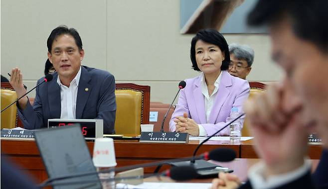 14일 국회에서 열린 과학기술정보방송통신위원회의 ‘방송장악 관련’ 청문회에 증인으로 출석한 이진숙 방통위원장(오른쪽)과 김태규 위원장 직무대행.(사진=연합뉴스)