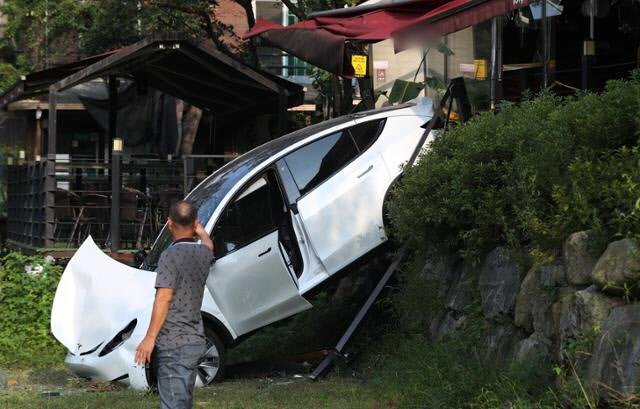 14일 오후 경기 용인시 수지구 고기동의 한 카페로 전기차가 돌진하는 사고가 발생해 사고 현장이 통제되고 있다. 이 사고로 3명이 중상을, 8명이 경상을 입어 인근 병원으로 옮겨져 치료를 받았다. 사진=뉴스1