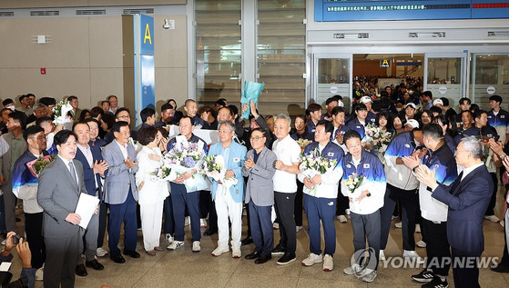 파리올림픽 선수단이 지난 13일 오후 인천국제공항 제2터미널로 귀국해 환영을 받았다. 〈사진=연합뉴스〉