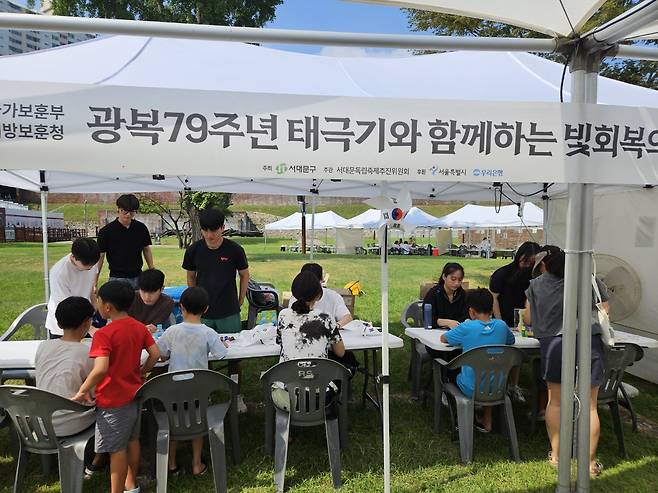 서울지방보훈청이 운영하는 체험부스에서 참가자들이 태극기를 만들고 있다.(서울지방보훈청 제공)