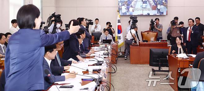 14일 오전 서울 여의도 국회 법제사법위원회에서 열린 김영철 서울북부지검 차장검사 '탄핵소추사건 조사'와 관련한 청문회에서 전현희 더불어민주당(왼쪽)과 송석준 국민의힘 의원이 전 의원의 권익위 간부 사망 관련 의사진행 발언을 놓고 언쟁을 벌이고 있다. 2024.8.14/뉴스1 ⓒ News1 김민지 기자