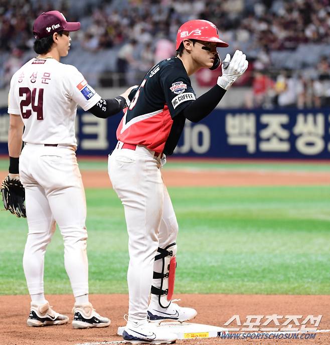 3루에서 손을 들어보이는 김도영.