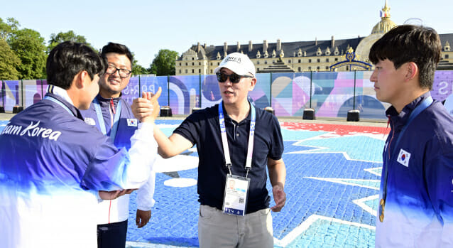 현대차그룹 정의선 회장(오른쪽 둘째)이 대한민국 양궁 국가대표(김우진·이우석·김제덕) 선수들과 지난 29일(현지시간) 파리 대회 남자 단체전 우승 직후 서로 손을 맞잡고 축하하고 있다. (사진=대한양궁협회)