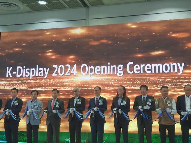 이철규 국회산업통상자원 중소벤처기업위원회 위원장, 이승렬 산업자원통상부 실장, 최주선 한국디스플레이협회 회장(삼성디스플레이 사장), 윤수영 LG디스플레이 CTO(기술최고책임자·부사장) 등이 행사 개막식에서 성공적인 행사를 기원하는 컷팅식을 하고 있다.ⓒ조인영 데일리안 기자