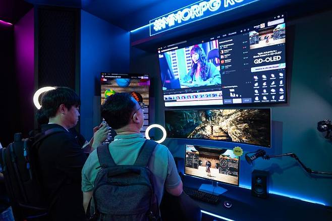 'K-디스플레이 2024'에 참가한 삼성디스플레이의 '에픽 플레이(Epic Play)'에서 관람객들이 게이밍용 QD-OLED 모니터를 관람하는 모습ⓒ삼성디스플레이
