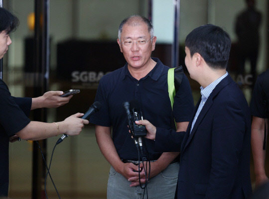 파리 올림픽 참관을 마친 정의선 현대차 회장이 7일 오후 서울 강서구 서울김포비즈니스항공센터(SGBAC)를 통해 귀국하고 있다. [연합뉴스]