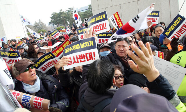 자유한국당이 2019년 12월국회의사당 계단 앞에서 주최한 ‘공수처법·선거법 날치기 저지 규탄대회’에 참가한 보수단체 회원들이 의사당 안으로 들어가려다 이를 막는 경찰과 충돌하고 있다. 김경호 선임기자 jijae@hani.co.kr