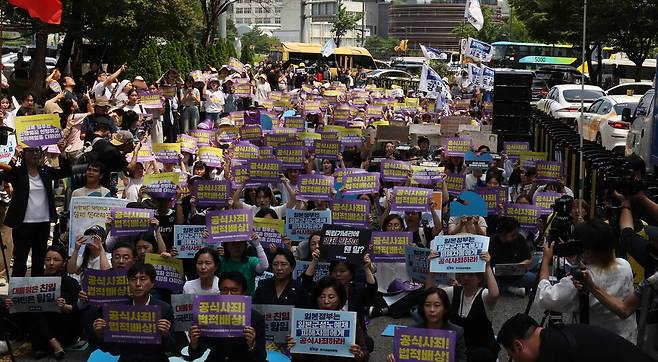 세계일본군‘위안부’기림일인 14일 오후 서울 종로구 주한 일본대사관 인근에서 제1661차 일본군 성노예제 문제해결을 위한 정기 수요시위가 열려 참가자들이 구호를 외치고 있다. 백소아 기자