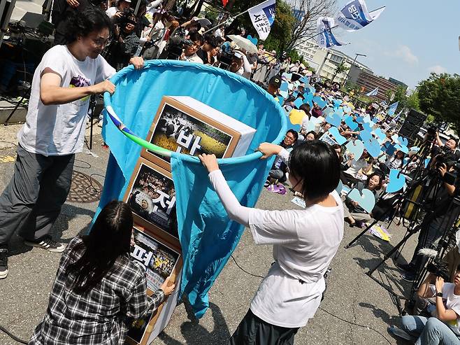 세계일본군‘위안부’기림일인 14일 오후 서울 종로구 주한 일본대사관 인근에서 열린 제1661차 일본군 성노예제 문제해결을 위한 정기 수요시위에서 참가자들이 ‘용기의 파도, 평화라는 해일’ 행위극을 하고 있다. 백소아 기자