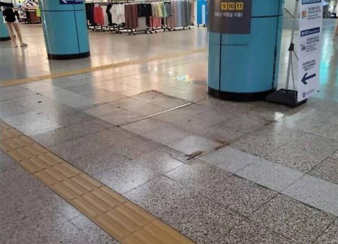 독도 모형이 철거된 잠실역 대합실. 온라인 커뮤니티 갈무리