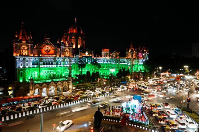 인도의 독립기념일(8월 15일)을 앞둔 13일 뭄바이의 명소인 차트라파티 시바지(CST)역 외벽이 인도 국기색 조명으로 물들어 있다. 뭄바이=AP 연합뉴스