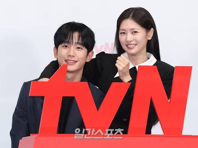 배우 정해인, 정소민이 14일 오전 서울 구로구 라마다 호텔에서 열린 새 토일드라마 tvN '엄마친구아들' 제작발표회에서 포즈를 취하고 있다. '엄마친구아들'은 오류 난 인생을 재부팅하려는 여자와 그의 살아있는 흑역사인 '엄마친구아들'이 벌이는 파란만장 동네 한 바퀴 로맨스. 오는 17일 밤 9시 20분 첫 방송. 서병수 기자 qudtn@edaily.co.kr /2024.08.14/