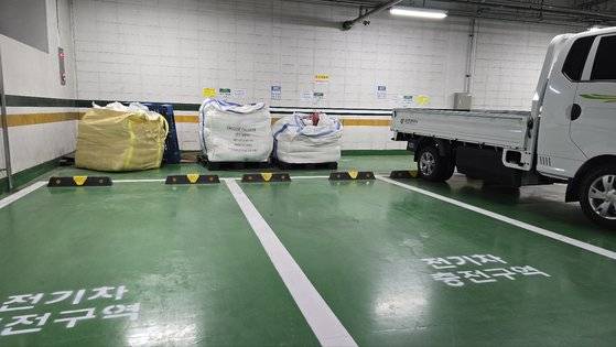 14일 오전 대전시청사 1층 지하주차장에 전기차의 충전을 금지한다는 안내문이 붙어 있다. 신진호 기자