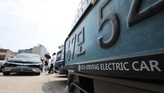 인천 청라 전기차 화재 이후 중고 전기차 접수량이 증가하고 있다.사진은 12일 서울 성동구 장안평 중고차시장에 판매 중인 전기차의 모습. 뉴스1