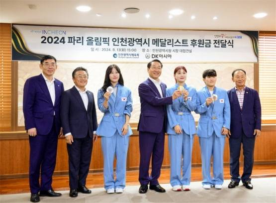 13일 시청 접견실에서 열린 '2024 파리올림픽 인천광역시 메달리스트 후원금 전달식'에서 선수들에게 후원금을 전달 한 뒤 기념촬영을 하고 있다. 왼쪽부터 DK아시아 김국회 상무, DK아시아 조재만 대표,  전은혜 선수(펜싱 은), 유정복 인천시장, 전훈영 선수 (양궁 금), 정예린 선수(유도 동), 이규생 인천시 체육회장. / DK아시아 제공