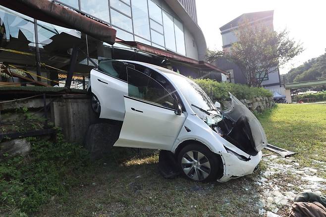 14일 오후 경기 용인시 수지구 고기동 한 카페 건물로 60대가 운전하던 차량이 돌진한 뒤 멈춰 서 있다./사진=연합뉴스