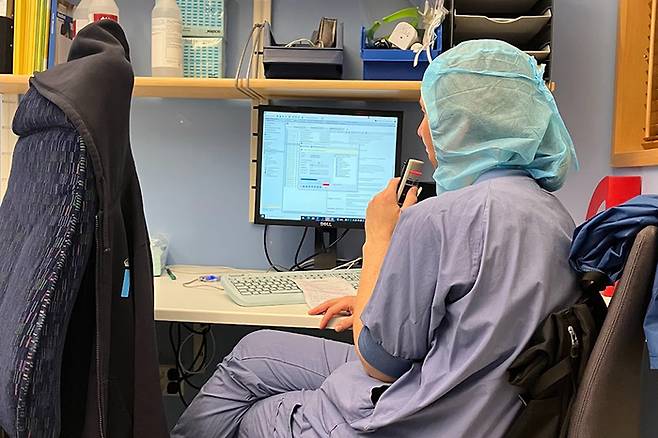 수술이 끝나고 수술 기록을 녹음했다. 이는 나중에 담당자(타이피스트)가 타이핑을 하면 다음날 최종 점검 후 저장한다. 1화에서 언급했던 스웨덴의 임신중지 통계는 이렇게 일선 의사들이 하나하나 다 기록하는것이었다! 좋은 통계는 모두 사람에서 나온다는 걸 깨달았다. 윤정원 제공