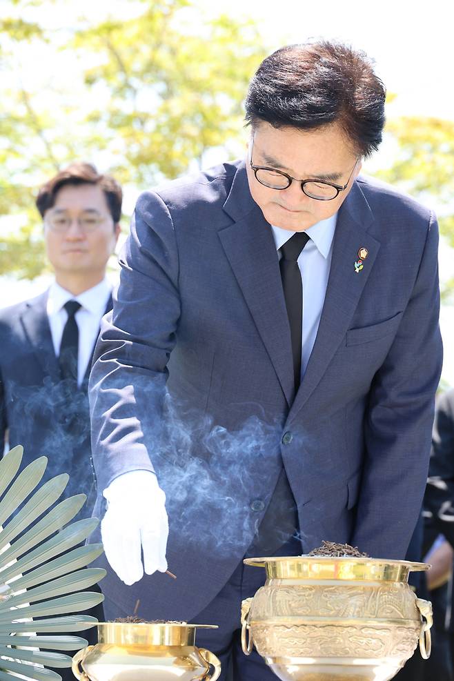 14일 오전 대전국립현충원에서 열린 광복 79주년 및 홍범도 장군 귀환 3주년 기념식에 참석한 우원식 국회의장이 홍범도 장군 묘역에 참배하고 있다. 연합뉴스