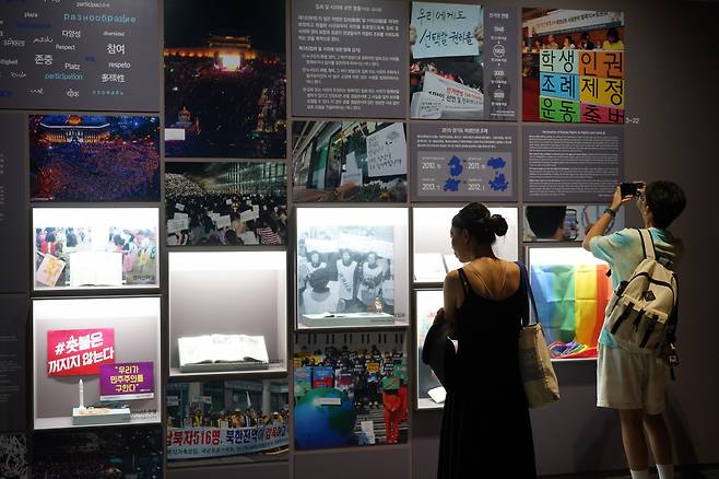 Visitors enjoy a permanent exhibition at the National Museum of Korean Contemporary History on Tuesday. (Lee Si-jin/The Korea Herald)