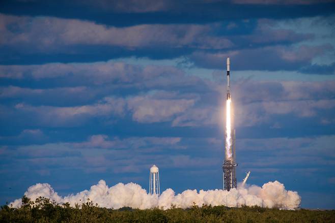 South Korea’s second military reconnaissance satellite takes off from the Kennedy Space Center in the US on April 8. (Ministry of National Defense)