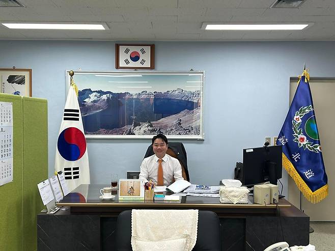 Ji Seong-ho, former South Korean lawmaker and defector from North Korea, is photographed sitting at his desk at North Hamgyong Province governor’s office in Jongno, central Seoul. (Courtesy of Ji)