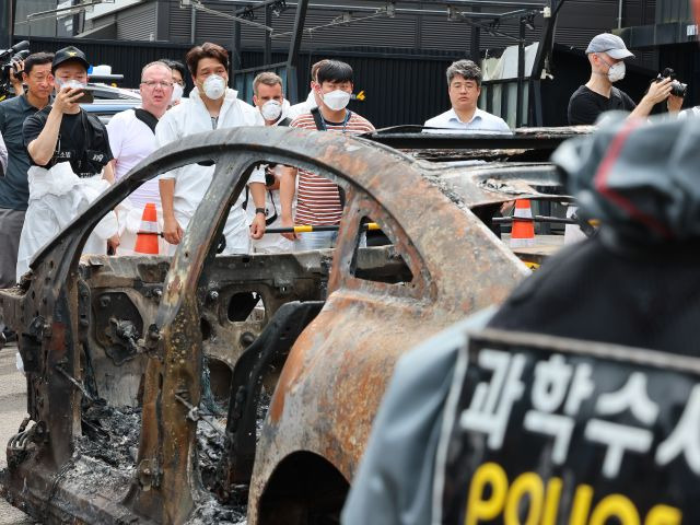 8일 메르세데스 벤츠와 경찰, 소방, 국립과학수사연구원 관계자들이 인천 서구 청라국제도시에서 화재를 일으킨 전기차 'EQE' 모델의 제2차 합동 감식을 하고 있다. 연합뉴스