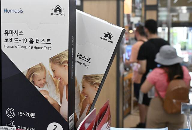 지난 12일 서울 종로구 한 편의점에서 '코로나19 자가진단키트'가 진열된 모습. 권현구 기자