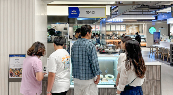 ‘Tting Ramen,’ a popular eatery near Sungshin Women’s University, is bustling with customers in the Hyundai Department Store Mia Branch food court. [Courtesy of Hyundai Department Store]