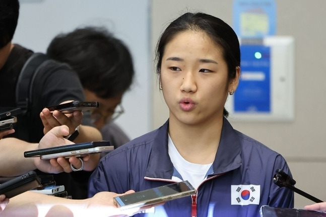 2024 파리 올림픽 배드민턴 여자단식에서 금메달을 획득한 뒤 안세영이 7일 오후 인천공항을 통해 귀국, 취재진과 인터뷰 하고 있다. [사진출처 =뉴스1]