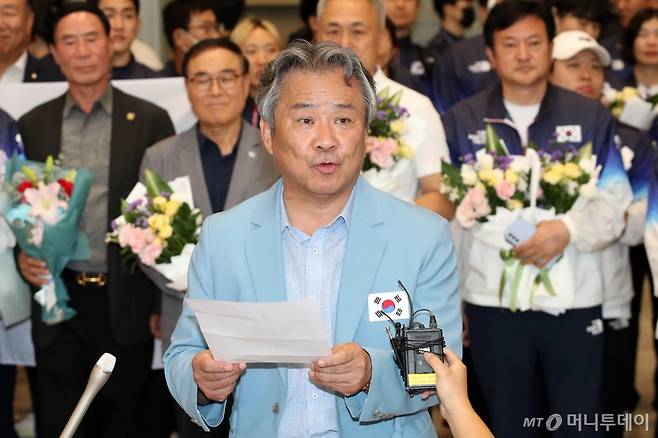 (인천공항=뉴스1) 이승배 기자 = 이기흥 대한체육회장이 파리 올림픽을 마치고 13일 인천국제공항을 통해 귀국해 발언하고 있다.  대한민국은 2024파리올림픽에서 총 32개의 메달(금 13, 은 9, 동 10)과 종합순위 8위라는 '역대급 성과'를 기록했다.2024.8.13/뉴스1  Copyright (C) 뉴스1. All rights reserved. 무단 전재 및 재배포,  AI학습 이용 금지. /사진=(인천공항=뉴스1) 이승배 기자