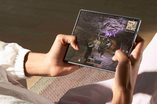 게임 개발사 크래프톤이 올해 2분기 호실적을 발표한 가운데 52주 신고가로 마감했다. 사진은 삼성전자와 크래프톤 게임 '다크앤다커 모바일' 협력 진행 설명 모습. /사진=뉴스1