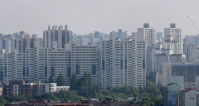 노후계획도시정비 세부계획 수립을 위한 정부 가이드라인과 중동·산본 신도시의 도시정비기본계획안이 공개됐다. 사진은 1기 신도시 정비 선도지구 선정계획이 발표된 지난 5월 경기 성남시 분당구에 아파트들이 밀집해 있는 모습. /사진=뉴스1