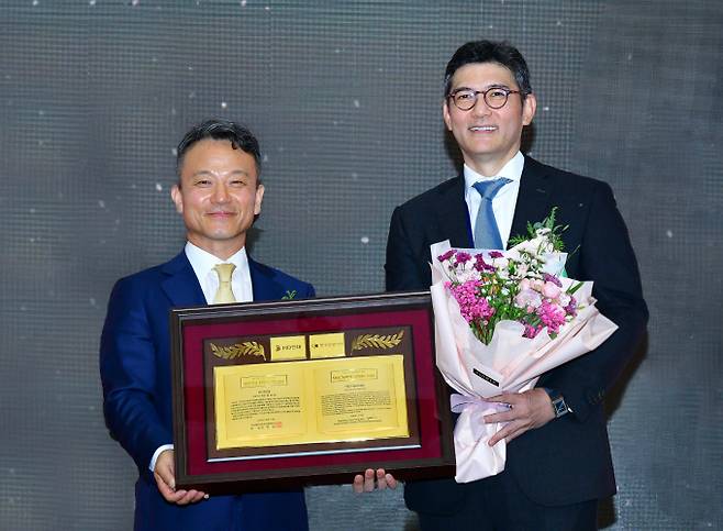 김성준 HD한국조선해양 대표(오른쪽)이 제26회 한국경영학회 융합학술대회에서 회사를 대표해 ‘대한민국 최우량기업대상’을 수상하고 기념사진을 촬영하고 있다. /사진=HD현대