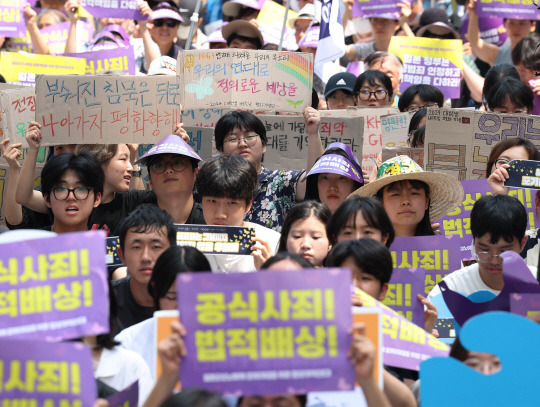 일본군 위안부 피해자 기림의 날인 14일 오후 서울 종로구 주한일본대사관 인근에서 열린 수요시위에서 참가자들이 구호를 외치고 있다. 연합뉴스