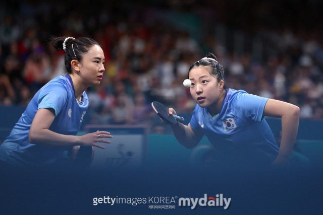 신유빈(오른쪽)과 전지희가 2024 파리 올림픽에서 경기를 치르고 있다. /게티이미지코리아