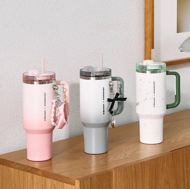 지난 5일 스타벅스가 출시한 스탠리 대용량 텀블러와 데코 체인. [스타벅스 제공]