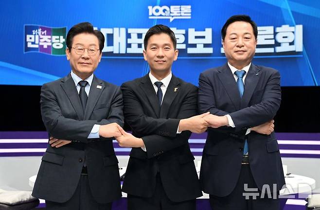 [서울=뉴시스] 국회사진기자단 = 더불어민주당 이재명(왼쪽부터), 김지수, 김두관 당대표 후보가 지난 13일 서울 마포구 상암동 MBC신사옥 스튜디오에서 열린 당대표 후보 방송토론회에 앞서 기념촬영을 하고 있다. 2024.08.13. photo@newsis.com