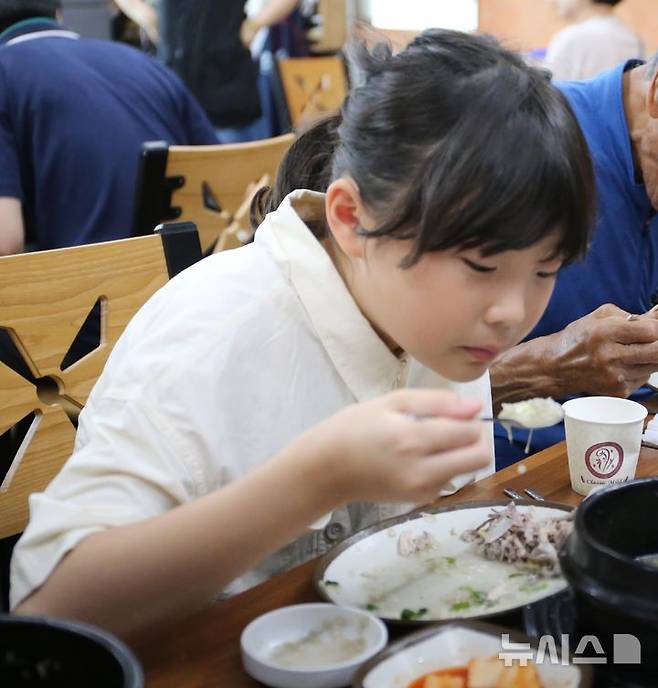 [청주=뉴시스] 서주영 기자 = 말복인 14일 충북 청주시 청원구 우암동의 한 삼계탕집에서 손님이 삼계탕을 먹고 있다. 2024.08.14. juyeong@newsis.com