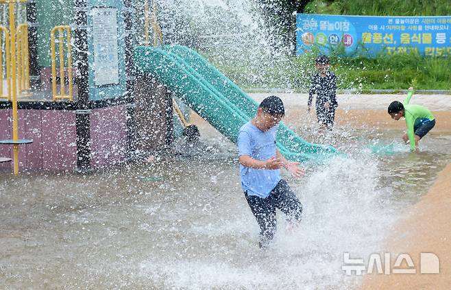 [전주=뉴시스] 김얼 기자 = 연이은 무더위와 소나기로 후텁지근한 날씨를 보인 8일 전북 전주시 덕진구 송천동 세병공원을 찾은 어린이들이 물놀이를 하며 더위를 식히고 있다. 2024.08.08. pmkeul@newsis.com