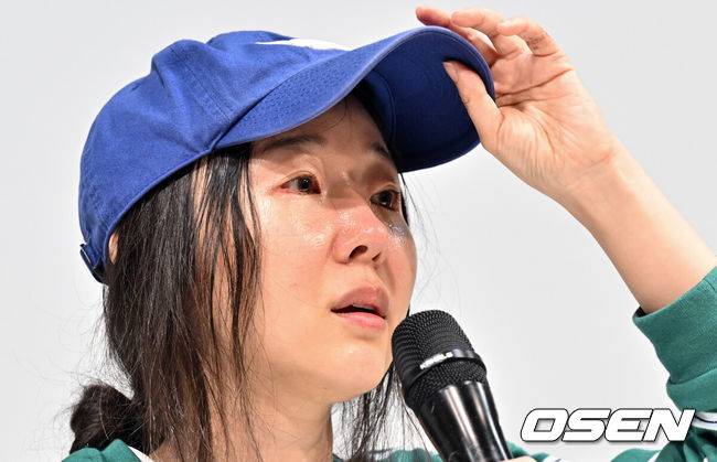 [OSEN=조은정 기자]하이브 산하 레이블 어도어의 대표 민희진이 25일 오후 서울 서초구 한국컨퍼런스센터에서 경영원 탈취 시도 의혹 관련 긴급기자회견을 열었다.앞서 하이브는 민희진 대표가 뉴진스를 데리고 본사로부터 독립하려 한다는 제보를 받아 관련 증거 수집에 나섰다.&nbsp;하이브는 A 씨 등 어도어 경영진이 대외비인 계약서를 유출하고, 하이브가 보유하고 있는 어도어 주식을 팔도록 유도했다는 정황을 포착해 감사권을 발동했으며&nbsp;A 씨가 하이브 내부 정보를 어도어에 넘긴 것으로도 파악했다. 이와 관련,&nbsp;민희진 대표는 공식입장을 통해 '아일릿의 뉴진스 카피 사태'에 문제를 제기하자 하이브로부터 해임 통보를 받은 것이라고 반박했다.민희진 대표가 뉴진스 언급 중 눈물을 흘리고 있다. 2024.04.25 /cej@osen.co.kr