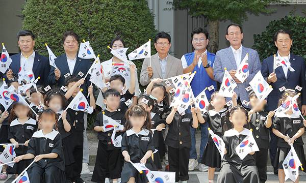 13일 대구 북구 동화훼밀리타운 아파트에서 열린 ‘광복 79주년 나라사랑 전 세대 태극기 달기 운동’에서 어린이집 원생들이 태극기를 흔들고 있다. 대구 북구 제공