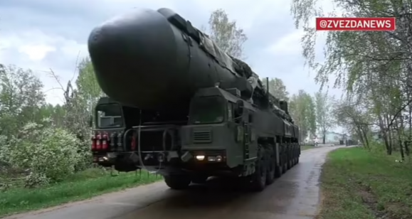 격납고를 나와 이동 중인 러시아의 야르스 대륙간탄도미사일(Yars ICBM). 즈베즈다 뉴스 6월 26일자 영상 캡처