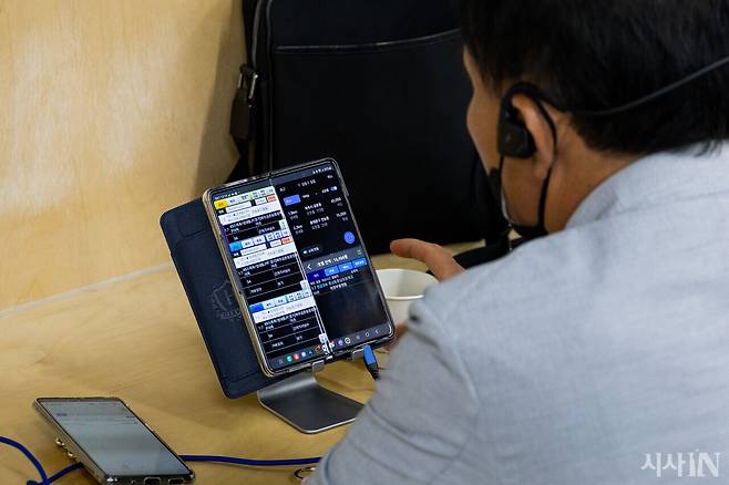 2023년 5월20일 서울 강동구 이동노동자지원센터에서 대리운전 기사가 콜을 기다리고 있다.ⓒ시사IN 신선영