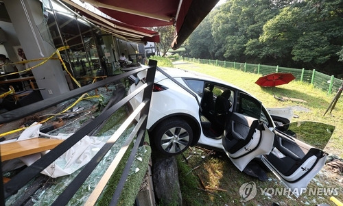 8월14일 경기 용인시 수지구 고기동 한 카페 건물로 60대가 운전하던 차량이 돌진한 뒤 멈춰 서 있다. ⓒ 연합뉴스