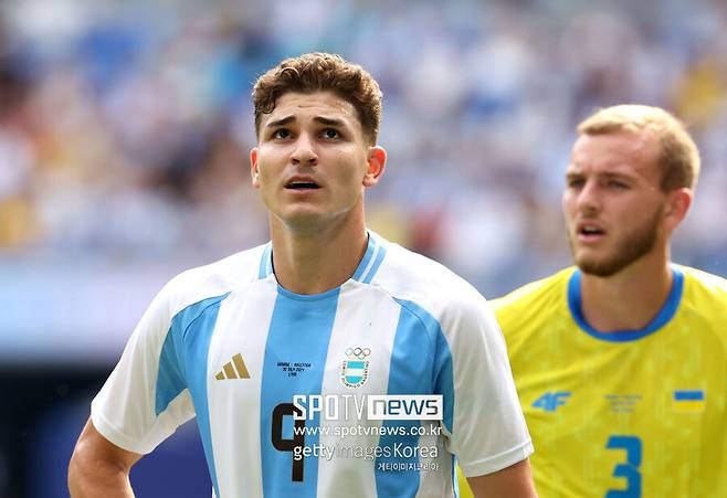 ▲ ‘지역 라이벌’ 레알 마드리드 팬들은 사회관계망서비스(SNS)를 통해 “우리는 킬리안 음바페와 비니시우스 주니오르, 호드리구를 합쳐 단 9,000만 유로(약 1,345억 원)에 영입했다”라며 알바레스 영입에 거액을 들인 아틀레티코 마드리드를 조롱했다.