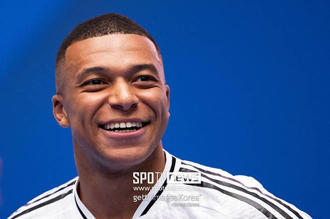 ▲ ‘지역 라이벌’ 레알 마드리드 팬들은 사회관계망서비스(SNS)를 통해 “우리는 킬리안 음바페와 비니시우스 주니오르, 호드리구를 합쳐 단 9,000만 유로(약 1,345억 원)에 영입했다”라며 알바레스 영입에 거액을 들인 아틀레티코 마드리드를 조롱했다.