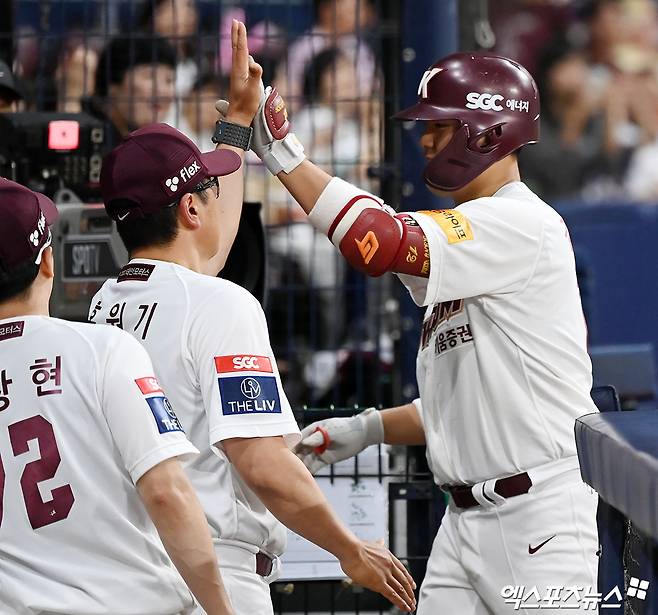 18일 오후 서울 구로구 고척스카이돔에서 열린 '2024 신한 SOL Bank KBO리그' KT 위즈와 키움 히어로즈의 경기, 7회말 2사 1,2루 키움 김건희가 스리런 홈런을 날린 후 홍원기 감독과 하이파이브를 하고 있다. 엑스포츠뉴스 DB